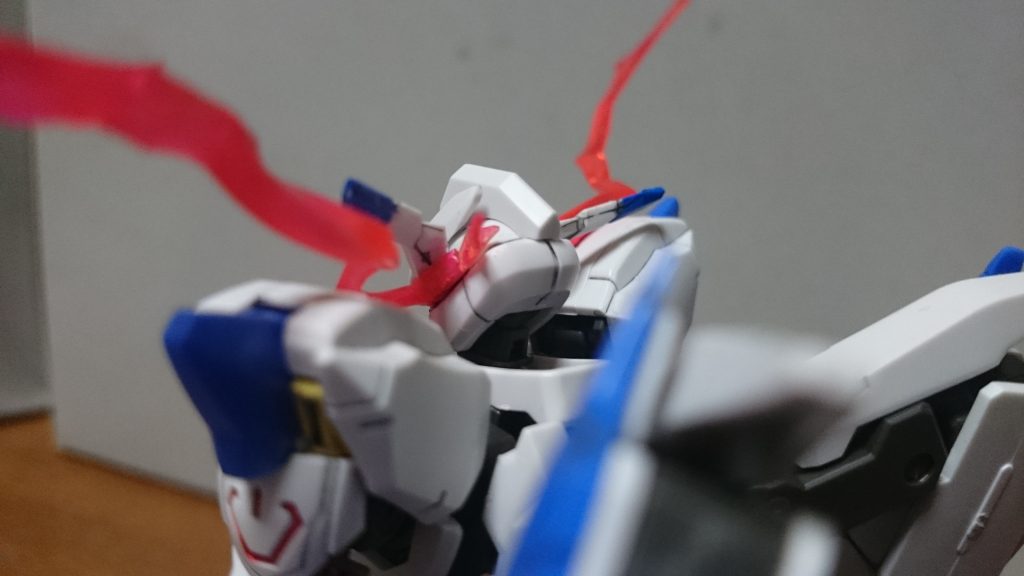 左のエフェクトは根本からふたつに別れてるような形状に加工して、ツインアイ~即頭部にかけて接着。強度はばっちりっス