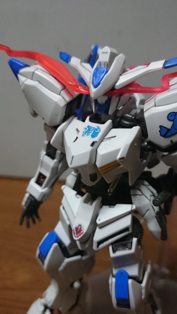本体はいくつか部分塗装を追加。加えてコクピットハッチの部分にギャラルホルンのマークの水転写デカールを貼ってるっスあとどうでもいいけどアンテナ基部の青いパーツのモールドが可愛い