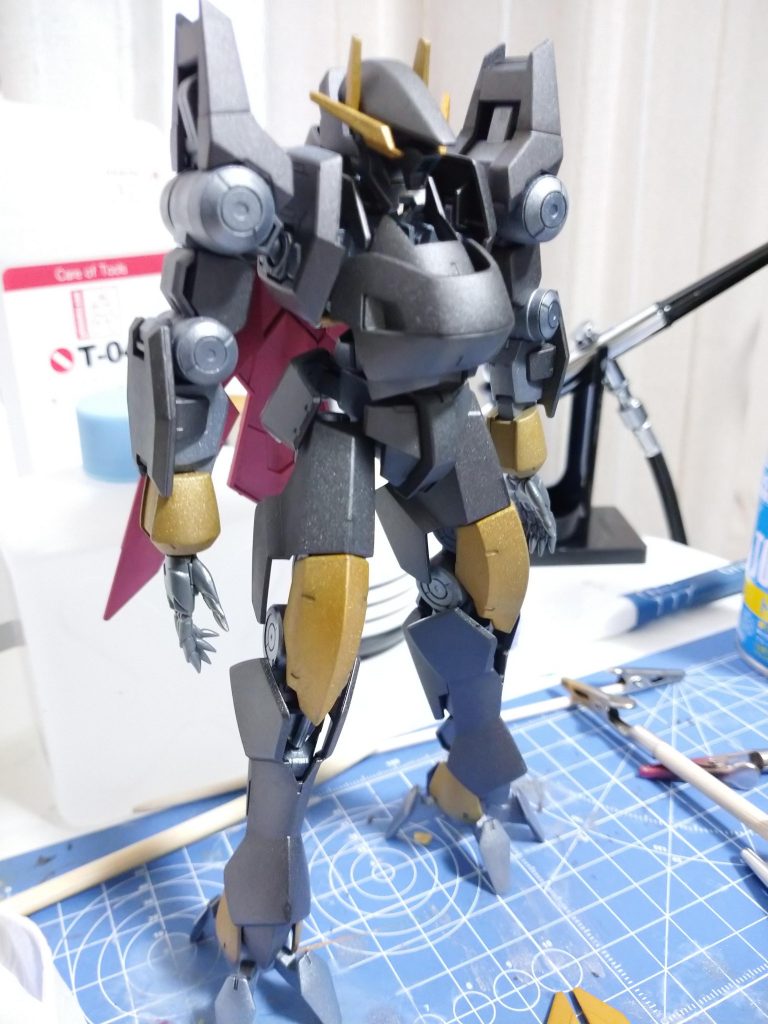 参考にした作例との違いは肩パーツとマント、武器とカラーリングくらいです
シルバー部分はサブエヴォのガンメタ→ブライトアイアン、フレームはメカサフヘヴィ→GXアイスシルバー、マントはブラックEx→GXメタルレッドです
ゴールドは濃すぎて黄土色になったので、リカバリーしようと色々試行錯誤したので忘れました…刀身部分はブライトゴールドだったと思います