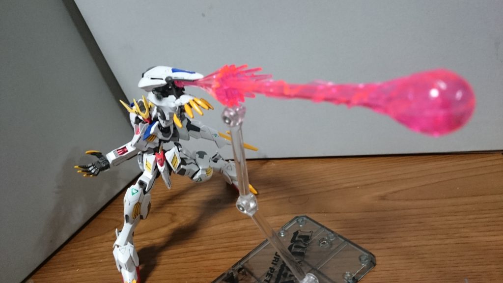 実際はハシュマル付属のビームエフェクトをどうにか使いたくて作っただけっス。ただ、腕や肩はレクスなので硬めなんスけど、腹～腰は従来のものなので、支えが必要という手抜