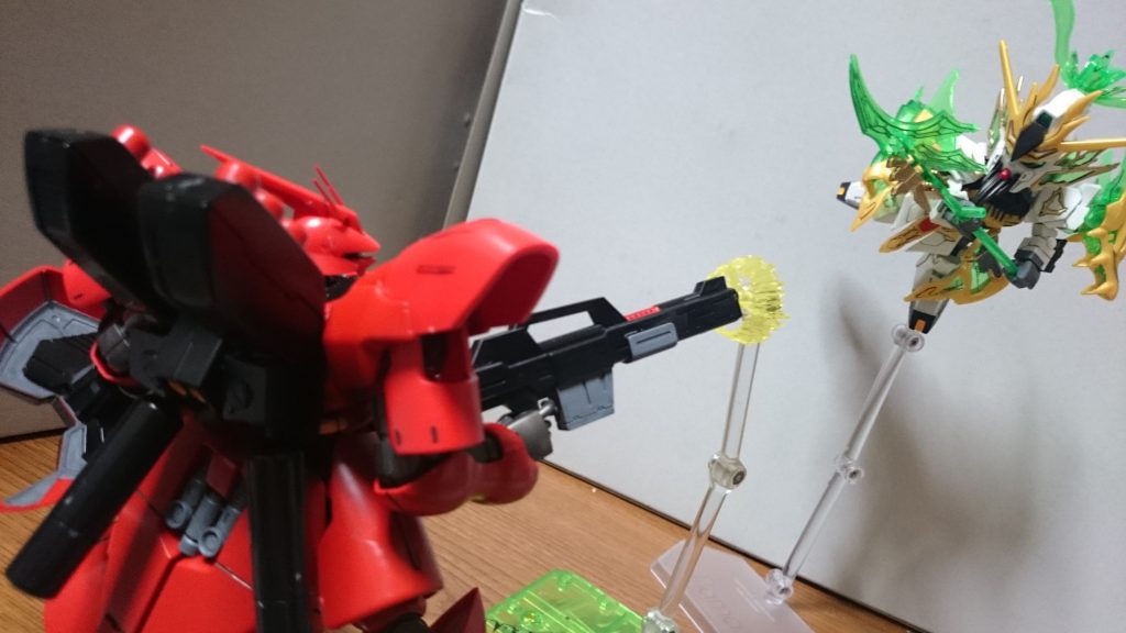 HGUCのサザビーと。元々大きめのMSだからサイズ差すごいっスね