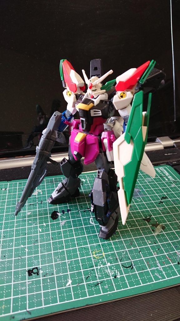 試作段階ラブファントムを胴体にフェニーチェリナーシタの頭部と武装、ステイメンのパーツをつかって製作しました