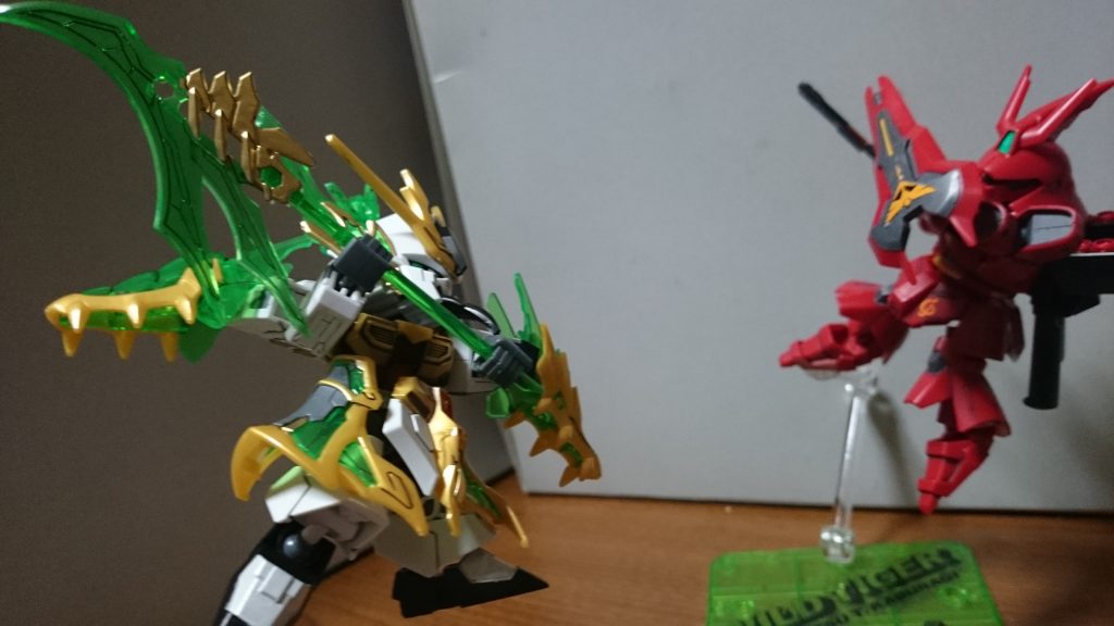 せっかくのνガンダムだしSDEXサザビーといっしょに。……そういやまだSDEXνガンダム組んでないな…