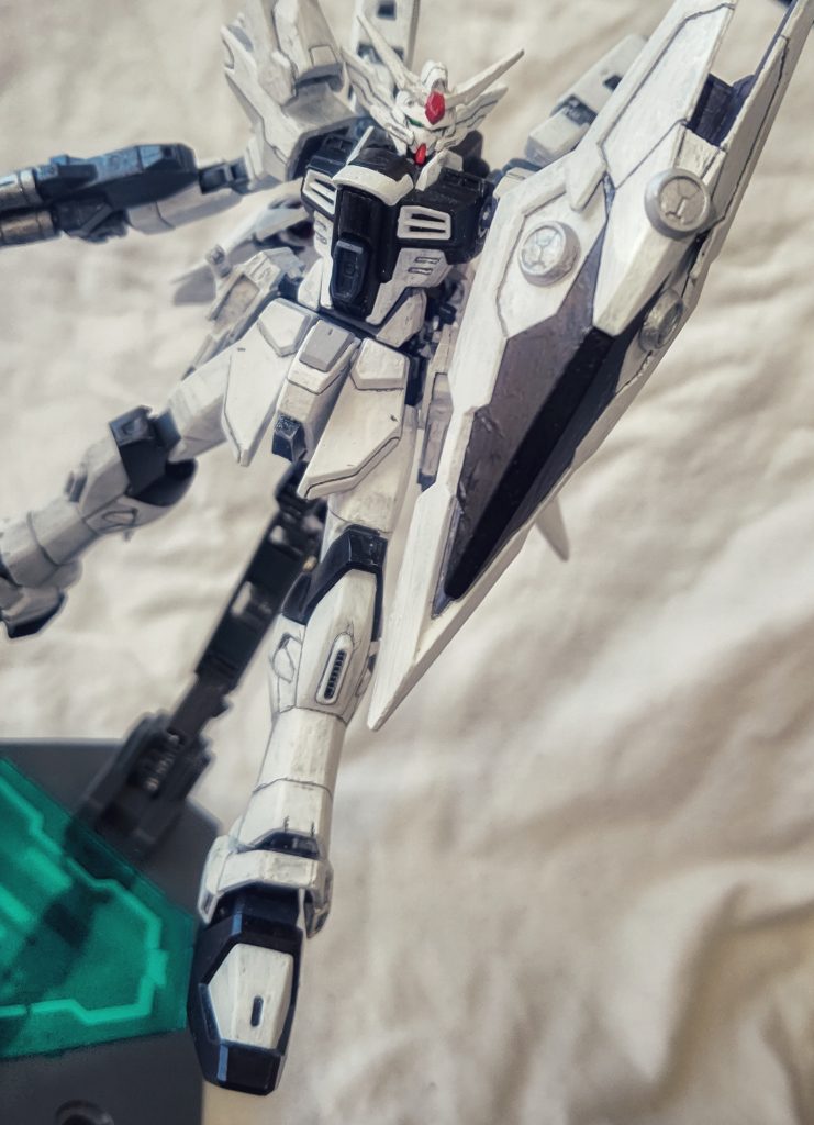 対ビーム歪曲フィールド発生盾 スヴェル奪取したブリッツのミラージュコロイドの技術を応用して開発した防御兵装、ザフト版ゲシュマイディッヒパンツァー盾中央部に設置した3基のユニットからビームを歪曲させる磁場を発生させる