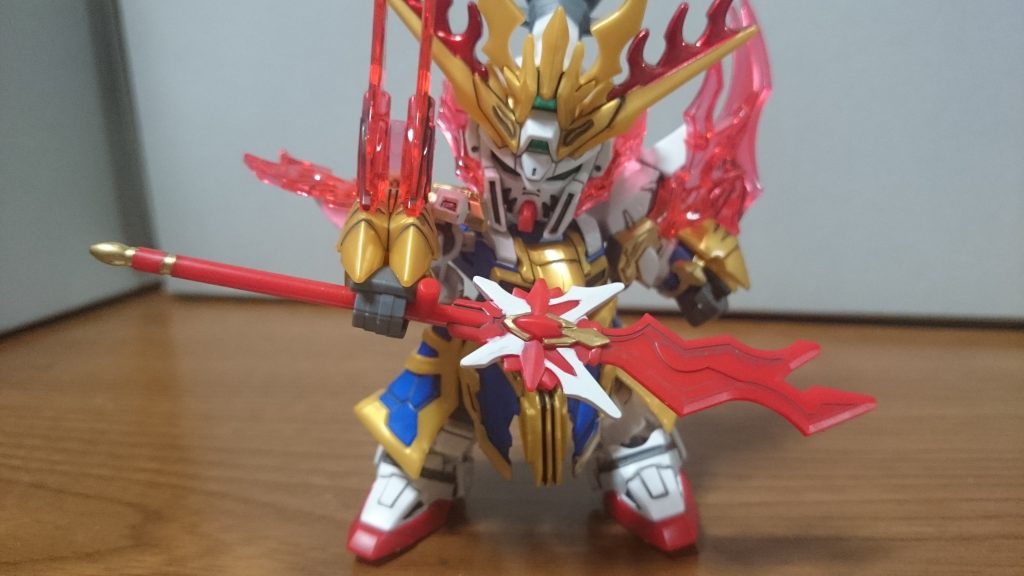 ・蛇矛
これで「ダボウ」って読むんですって奥さん。…………初見ではまぁ、読めないっスねぇ…。白と赤の矛だと「三国伝」の張飛の武器を思い出すカラーリングっス。配色の割合は結構ちがうけど。ちなみに背中に取り付け可能。
ではアクションっス～