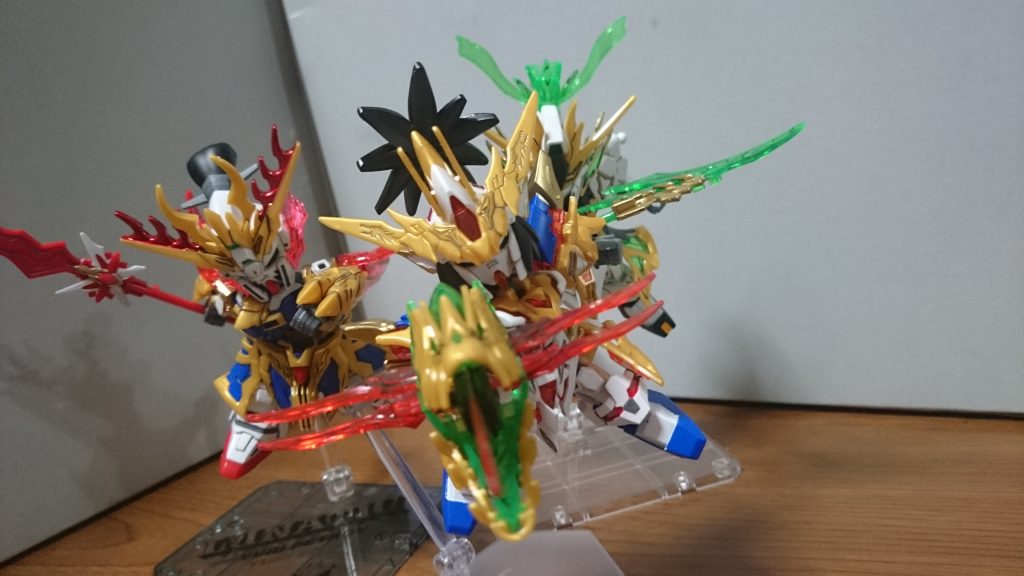 劉備の龍弾破刃と関羽の肩クリアパーツ、張飛の前腕クリアパーツを合体！
「三国伝」でも劉備・関羽・張飛による三位一体があったっスね