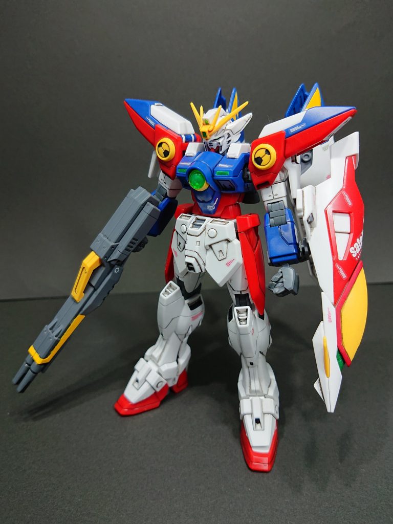 作成は素組、肩やシールドなど筆塗りの部分塗装です。ツインアイ、センサー系のみシールを使ってます。