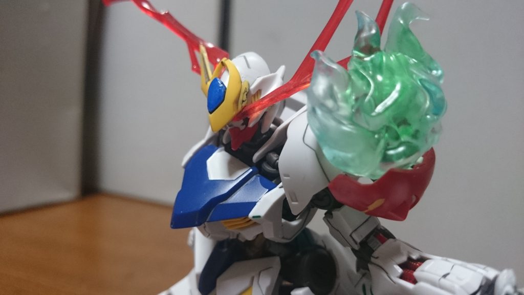 肩装甲の炎エフェクトはS.H.Figuartsのルナティック(タイバニシリーズ)に付属するものを使用。薄っぺらなパーツがいくつかあるのでそこからいくつかをチョイス。ちょっと緑みだけどキニシナイキニシナイ。心のフィルターで青白く見よう。固定とかはなく、ただ乗っけたり引っかけたりしてるだけっス。
では以下アクションっス~