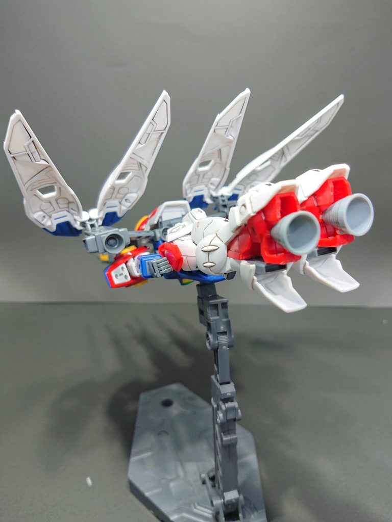 そして最後、バードモードで差し替えるパーツを改修。バーニアをいちいち組み換えするのが面倒だったので適当なバーニアをジャンクから持ってきました。デカールはまだまだセンスが足りないので要勉強です。またすぐ剥がれたりしたので、コートするなども身に着けていきたいです。今はW熱が高まっており同シリーズで４キットほど手を入れてます。今年はサボらず、月1回は投稿できるようにしたいと思います。最後までご覧いただきありがとうございました。