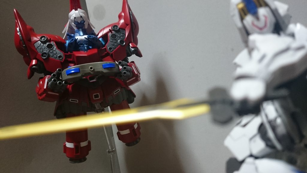 「アラまぁ」「機体がちょっと、大きすぎてな」「アナタァ、ちょっと見ない間に」「こんなに」「おっきく」「なっちゃってぇ~!」このあとめちゃくちゃぺらっっぺらにされた…… ………… ……やはりIIネオングは持ち合わせてないのでSDネオングを代用でwてかあんなお高く馬鹿でかいキット家にはおけないっスw