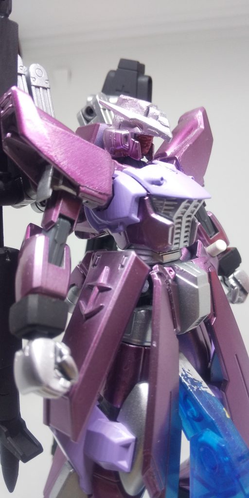 機体名:ヴィラン・ナイト武装:ビームサーベル左腕ビームバルカン胸部メガマシンキャノン×2大型リニアライフル「ヴィスリア」ビームソー「ドラゴンファング」 量産型F91を母体にして建造されたモビルスーツ。木星戦役で失われた戦力の補填、と言う名目で建造されたとされている。実際のところは、造り上げたはいいが日の目を見ることが無かった兵装郡を試すためのテストヘッド機である。