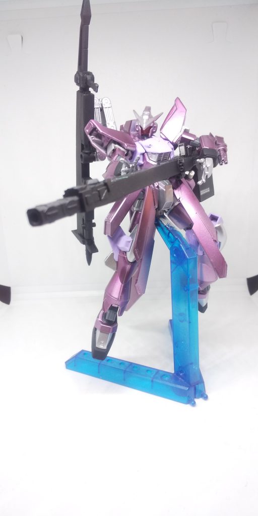 大型リニアライフル、「ヴィスリア」。いかに機体のエネルギーを消費せずに相手に致命傷を与えるか、と言う考えのもと生み出されたライフル。一応「Violence・Strong・Linear・Rifle」の略だとされているが、詳しいことは不明である。