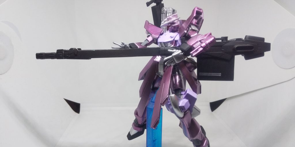 実弾版「ヴェスバー」であり、圧倒的な弾速で以てビームシールドごと敵機を破壊することができる。ただ、弾速を高めるため砲身自体を巨大化させなければならなくなり、ヴェスバーよりもコストがかかってしまうと言う笑えないオチがついてしまった。