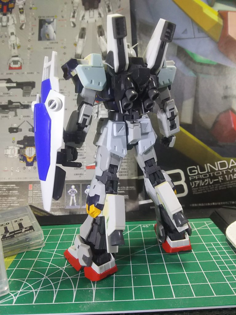 背面
プラ板でバックパックのスラスターユニット大型化、Ζガンダムのパーツで脹脛にスラスター追加