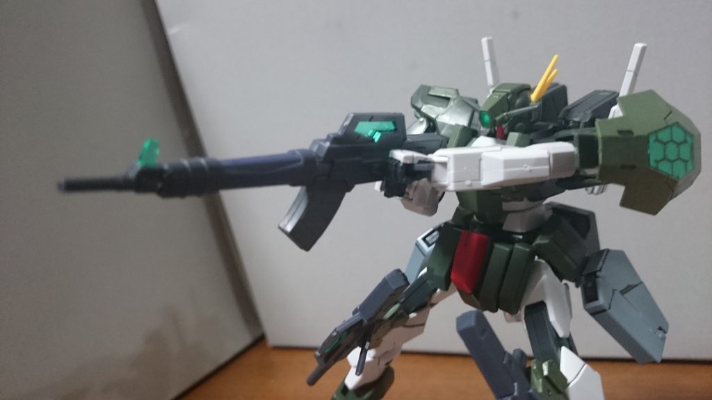 ・GNビームカービン&頭部クリスタルセンサー展開

ビームカービンはグレーとメカグレー(銃身)で塗装。クリスタルセンサーはクリアパーツ裏をホワイトで塗装してるっス