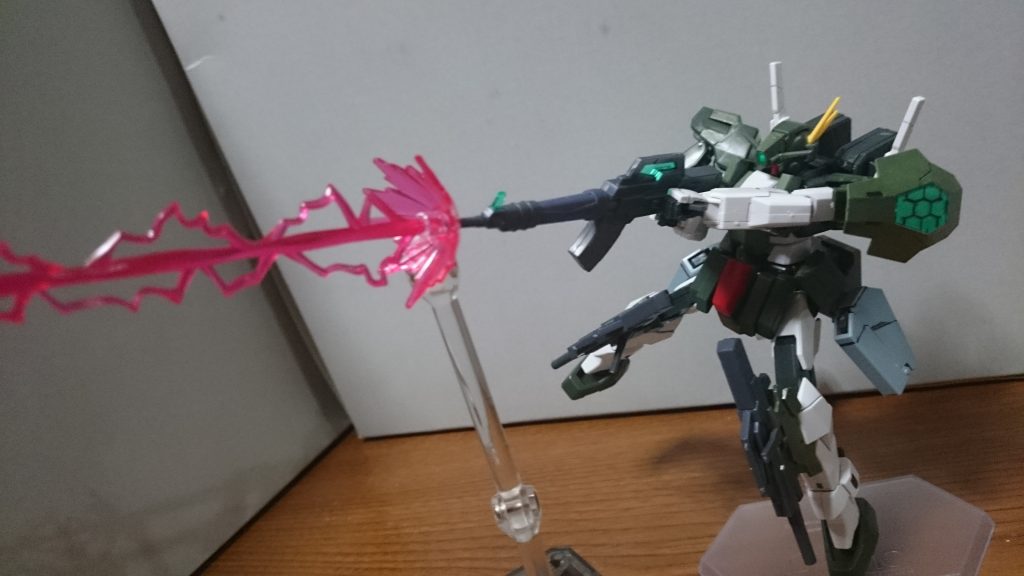 エフェクトといっしょに

純正太陽炉搭載機だと特にピンク色のエフェクトはありがたいっス。もういくつか欲しいけど、銃撃イメージエフェクトのピンク色はトライエイジガンダムに付属するのみという…