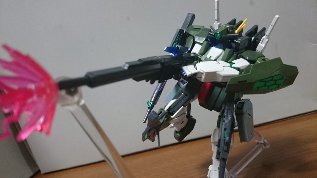 ・GNスナイパーライフルII&照準用フォロスクリーン

スナイパーライフルIIのクリスタルセンサーとフォロスクリーンは透明なGNHW/Rの物を使用。マッキーのブルーで塗装してるっス…………少し濃すぎたかも。水色とかあったかな…？