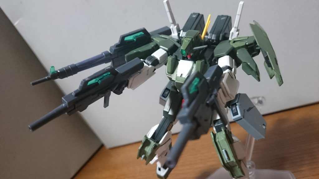 GNサブマシンガンを構えて