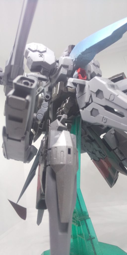 搭載ドライヴは3基。量産型としては過剰とも言える火力を有する。
しかしコストの上昇は避けられず、シュトラールが全面に展開できたフィールドも、本機では正面にしか展開できない。
胸部から伸びる青色の部分が粒子制御用のアンテナであり、腰部から伸びる部分がフィールド発生装置である。
なお、機体名のサンドリヨンは灰かぶり姫と機体の色から取られている。