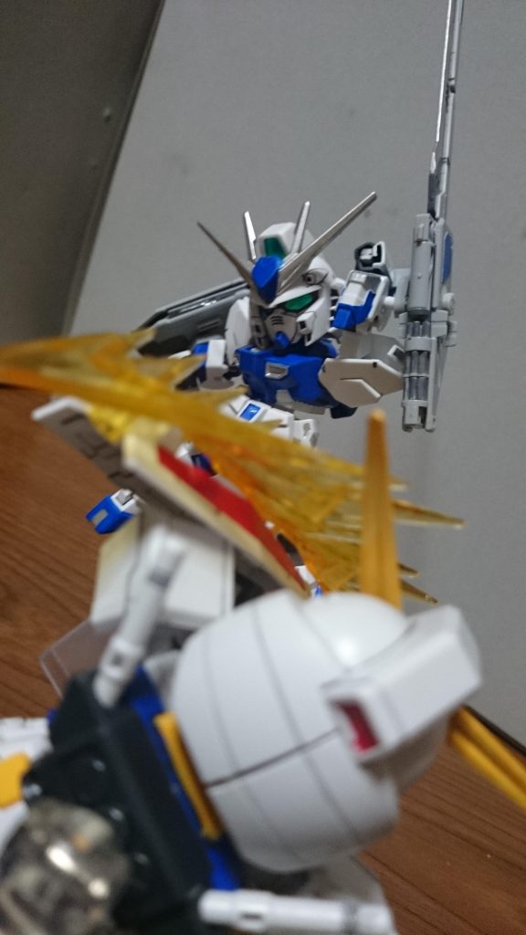 「エッ エクシアだと！？……左右逆だが」