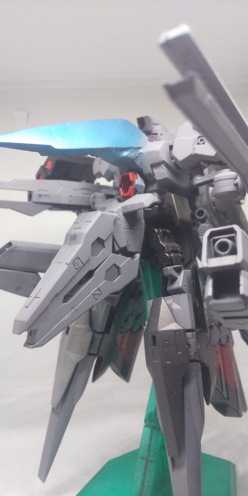 機体名:ガンダム・サンドリヨン
武装:頭部小型GNキャノン 腹部大型GNメガキャノン腕部GNレールガン×2 肩部GNビームガン×2GN大型ミサイルポッド×2 脚部GN小型ミサイルポッド×2腰部GNビームスマートガン×2
ガンダム・シュトラールの量産型として製造されたモビルスーツ。シュトラール同様、ガンダム・ニュクスで成功したGNドライヴのダウンサイジングの技術を用いて設計された。