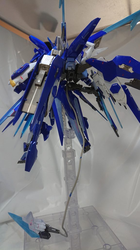 武装としては・ロングソード(EXVS2の騎士ガンダムみたいに斬撃を飛ばせます)・レイザーソード・テイルブレード・ダガービットx6・ソードビットx5になります。