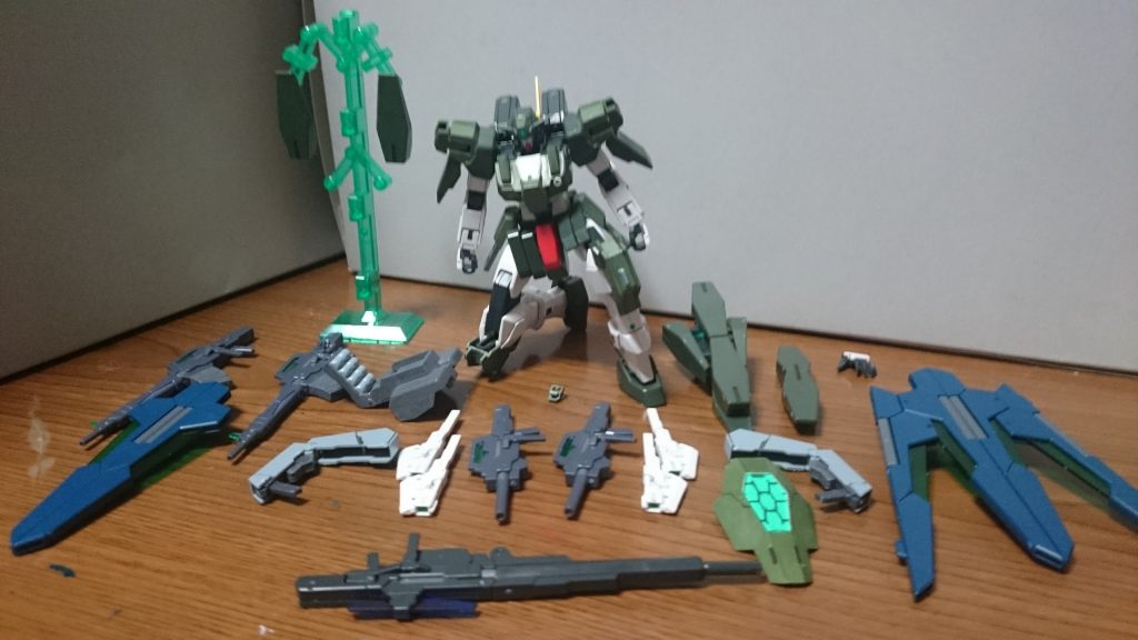 最後に
・ケルディムガンダムフルセット

内容は……
・GNスナイパーライフルII
・GNアサルトカービン×2
・GNビームピストル×2
・GNビームピストルII×4
・GNスモークシールド
・GNミサイルコンテナ
・GNシールドビット×7
・GNライフルビット×6

今回サーガの方にライフルビットは使用してないんスけど、これだけあると装備バリエ１ーションの可能性は無限大っスね