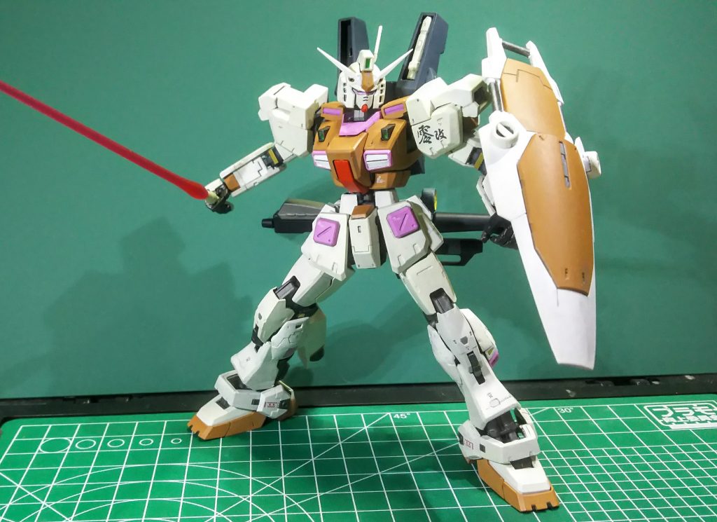 サーベルはヤスリ掛けして粒子感が…出ていない
グリップはガンダムの物を切り詰めて収めています
元のギミックはそのままなので前に倒してから引き抜きます