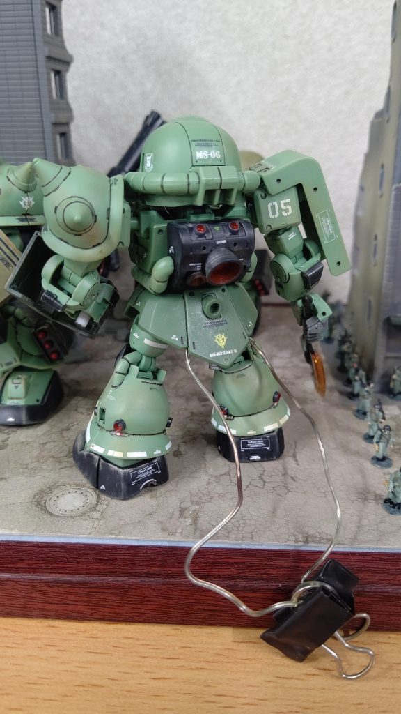 お粗末な背後とバッテリー。クリップにビニールテープで絶縁処理を施しコードとボタン電池を挟んだだけ(笑)