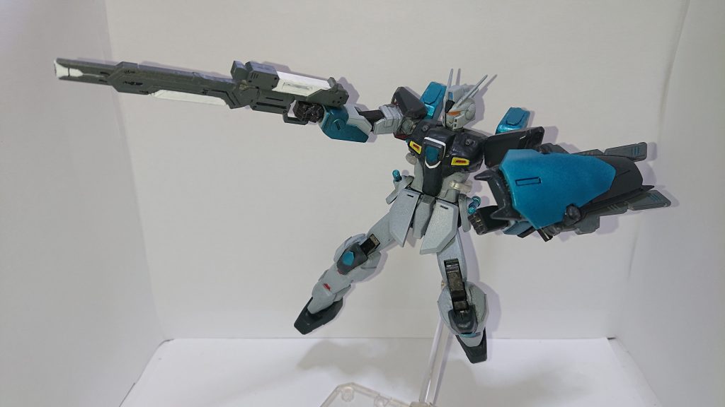 2種類のライフルをくっ付け合わせた、バスターライフル。先端は、昔ホビージャパンの付録にあった、ビルドダイバーズのゼータガンダム用オプションパーツです。