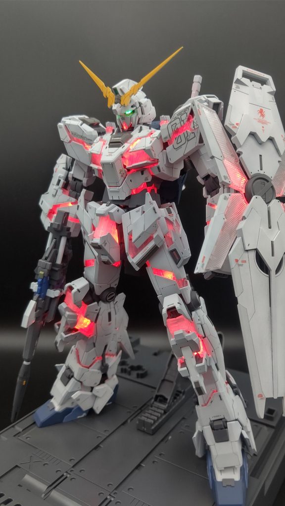 デストロイモード通常発光:フロントビュー発光はかなり明るく光ります。塗装擦れが怖すぎて変形もうさせたくないです。