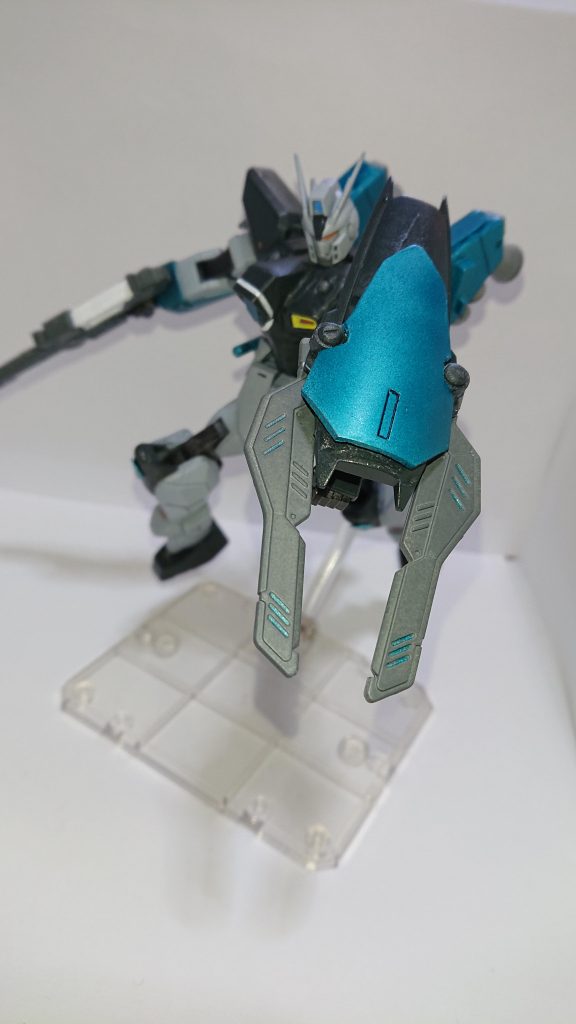 そして決め手はこのシザースシールド! シールドはスローターダガーのものに、ジムコマンドのシールドの一部をくっつけました。刃はコトブキヤのオプションパーツです。 シールドから出現させた刃で敵の装甲を挟み、電流熱で食い破るという戦法です。装甲電磁破断刃とか言ったらカッコよさげω ということで、未熟なりに何とかやってみました( ´∀`) 量産機をいじるのは楽しいですね(^^)