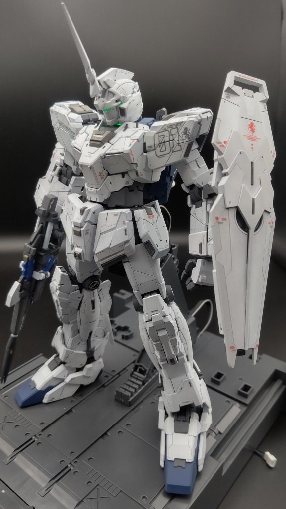 ユニコーンモード:フロントビューMGと比較して各部(特に脚の長さ)のバランスと変形機構の保持力が改善されていて流石な印象、発光機構が内臓されてる関係でどのみちスタイルの変更は厳しかったのでこのバランスの良さはとても有り難かったです。