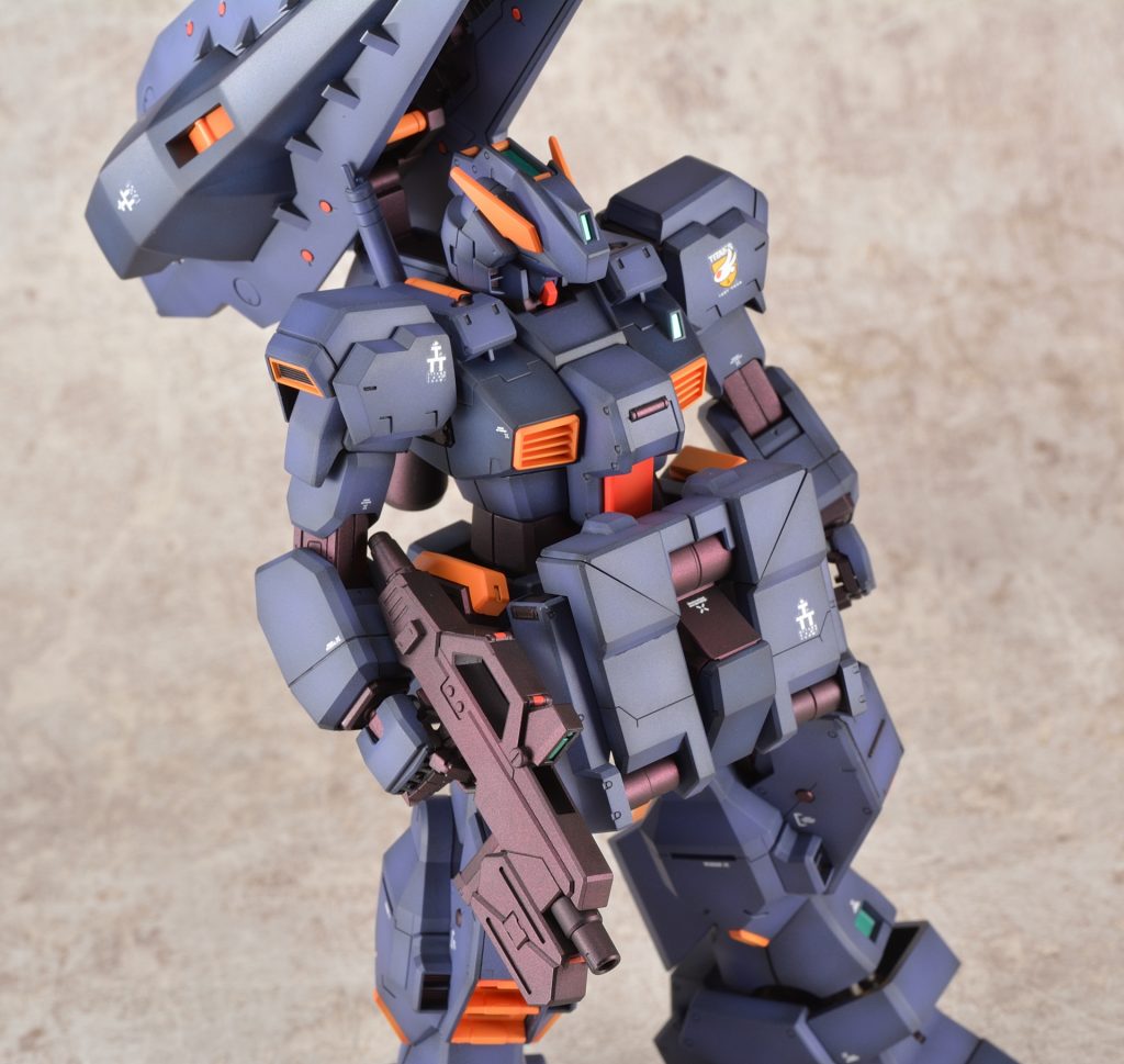 ●使用した塗料●(G)=ガイアカラー (C)=クレオス (雲)=雲母堂本舗ダークブルー:(G)サーフェイサーエヴォ(ブラック) →(G)風群青+(G)純色マゼンタブラック:(G)サーフェイサーエヴォ(ブラック) →(G)クリアーホワイト →(C)GXクリアブラック+(C)色ノ源シアン+(G)純色マゼンタブラウン(関節):(G)サーフェイサーエヴォ(ブラック) →(雲)VGラセット+(G)EXクリアーイエロー:(G)ブライトレッド →(G)黄橙色 →(G)黄橙色+(C)キアライエロー+(C)タン+(G)純色マゼンタレッド:(G)ブライトレッド →(G)ブライトレッド+(G)黄橙色ホワイト:(G)サーフェイサーエヴォ(ブラック) →(G)ニュートラルグレー1シリンダ(金):(G)スターブライトゴールドシリンダ(銀):(G)スターブライトジュラルミンセンサー:(C)GXメタルグリーン仕上げに(C)スーパースムースクリアーつや消しをオーバーコート