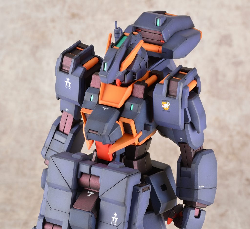 肩アーマーの上面にあった3mm穴は今回使用しないので、蓋をするついでに当時のイラストに準じたディテールに置き換えました。