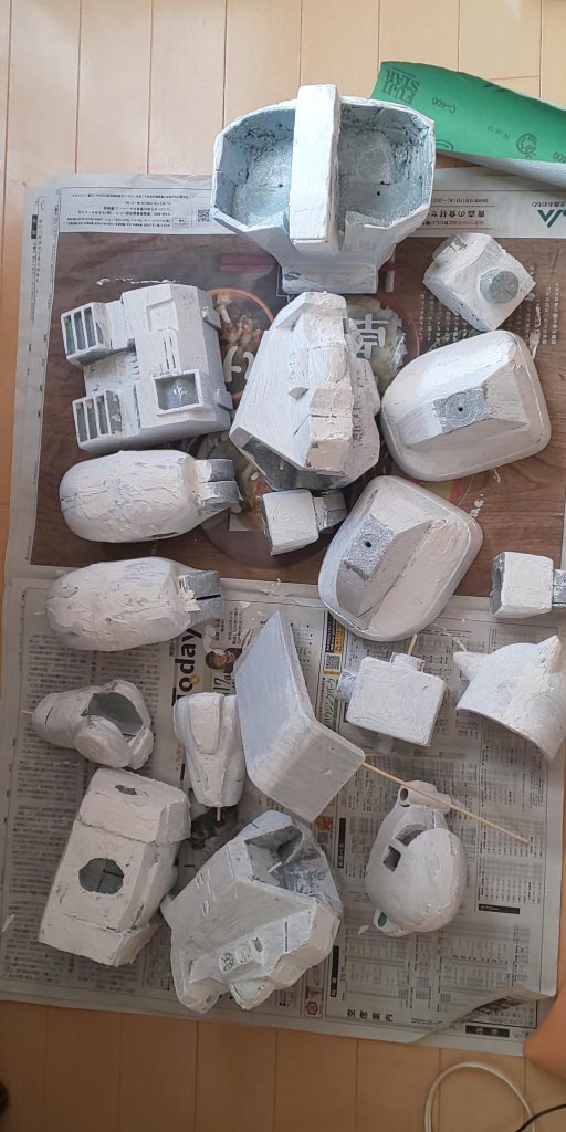 下地として水性パテを塗りましたが、この後削りすぎてあまり意味が無くしてしまったことに気づくも、見ないふりして塗装に進む。