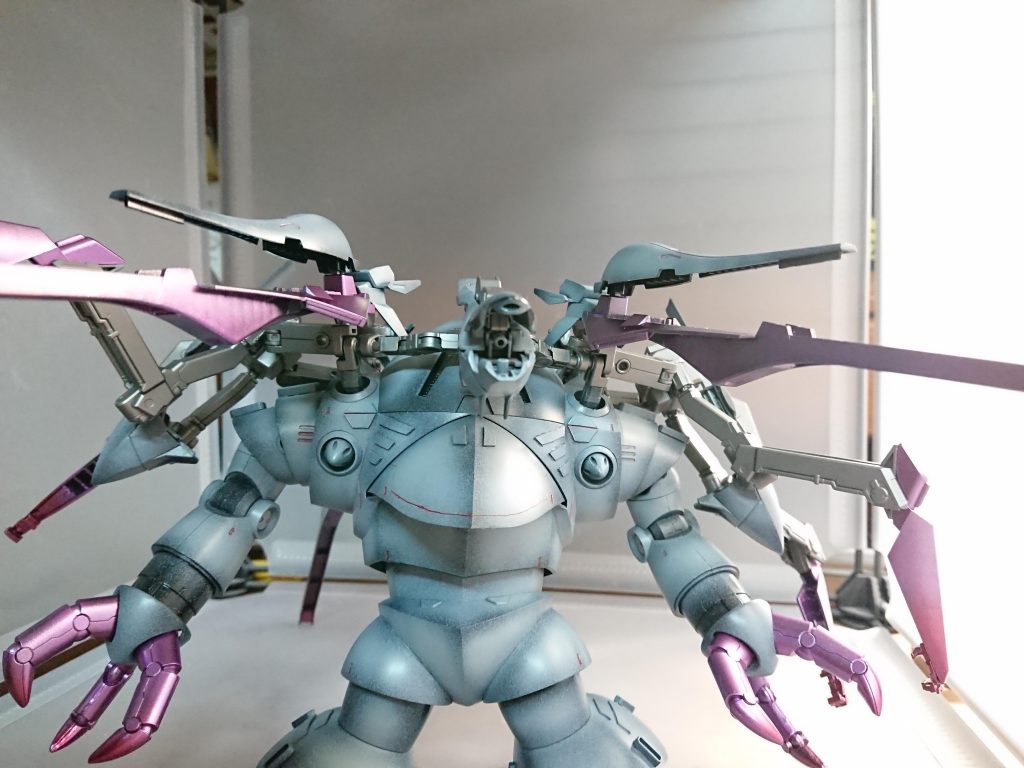 肩部分が開きそこから「シャドウミスト」出しています。