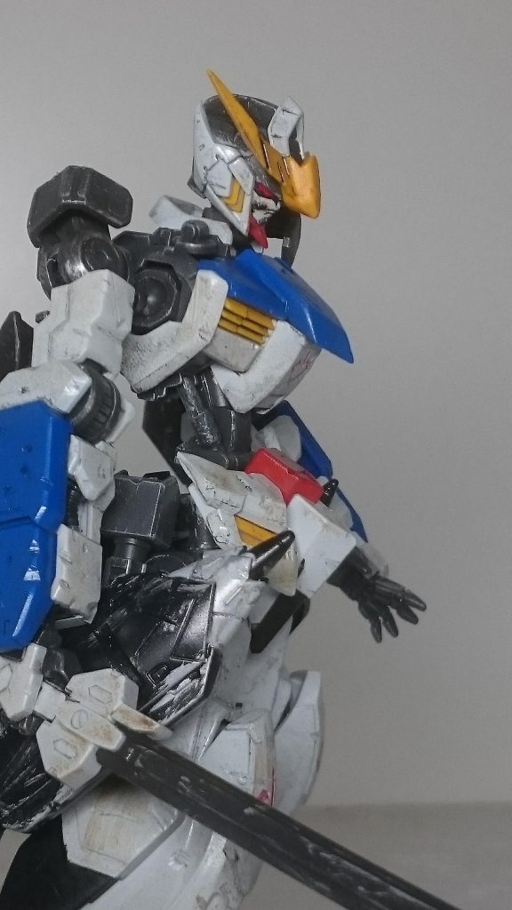 右目は三日月との一体化を意識して赤に製作当時は二期が始まる前だったので後に赤目になるとは思っていませんでした(笑)