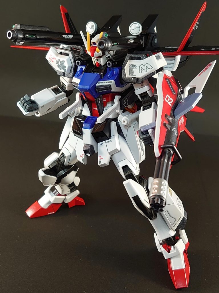 Destinyの時代でもストライクが通用する様に、直系機であるウィンダムのパーツをチューンし実装。VPS装甲を採用している為、装甲に流す電力によりSeed時代のストライクと同じ装甲色になった。(天空のキラ中のルージュと同様)