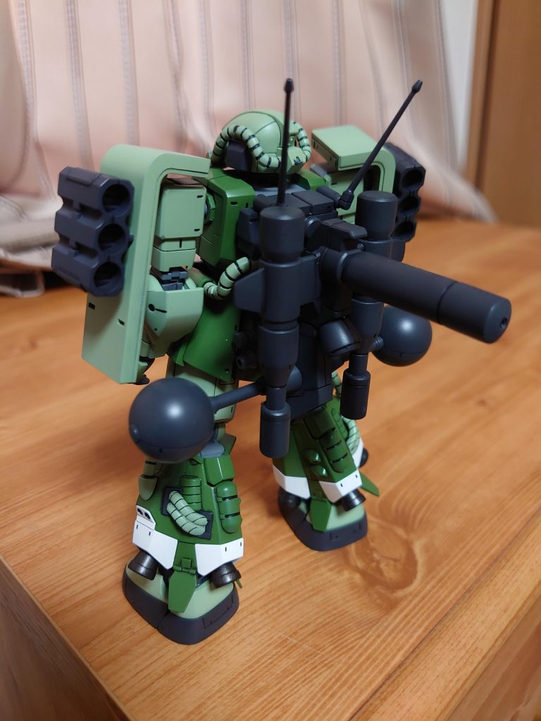 背面。グフR35からバーニアを失敬。地球上でもそこそこの機動性を確保。