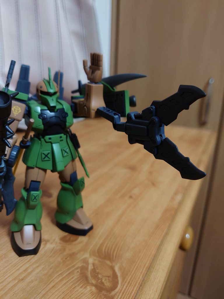 両腕のシザーアームでチョキン!