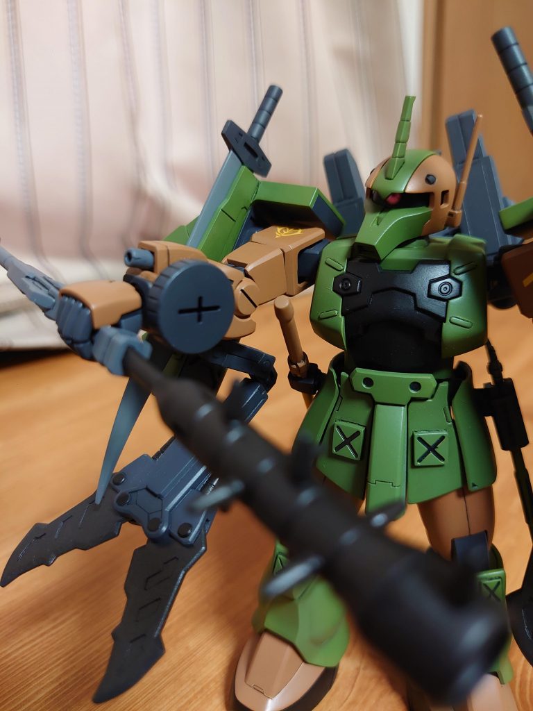 右腕のアームマシンガン。ザクマシンガンのカートリッジを装着。