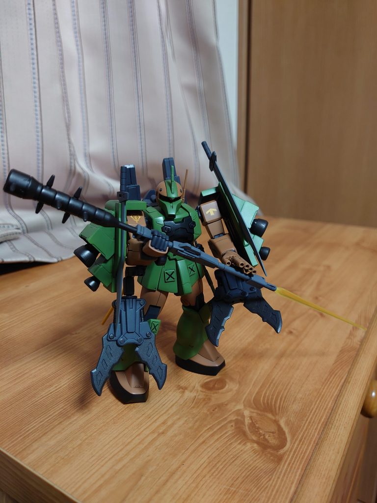 メインウェポンのバトルロッド。柄尻がビームサーベルになってます。