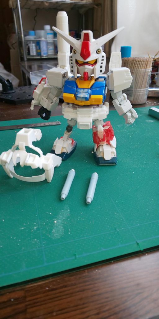 加工中。スネのフレームはSDフレームのスネ部分を加工してコトブキヤ関節と合わせています。右腕2連ビーム砲の砲身はライトニングバックウエポンの部品を使用。(それ用に購入🤣)オリジナルマスクは0.3㍉プラ板でヘルメットのあごひもっぽく加工。