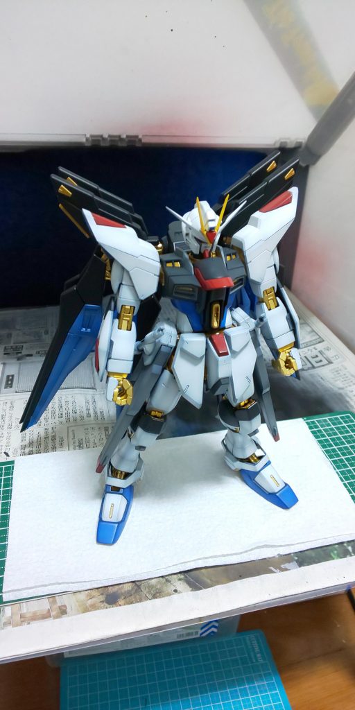 あと、頭部のツインアイ発光加工とアンテナブレードをアニメ形状に変更してシャープ化を行った他は、普通に組んでいます。