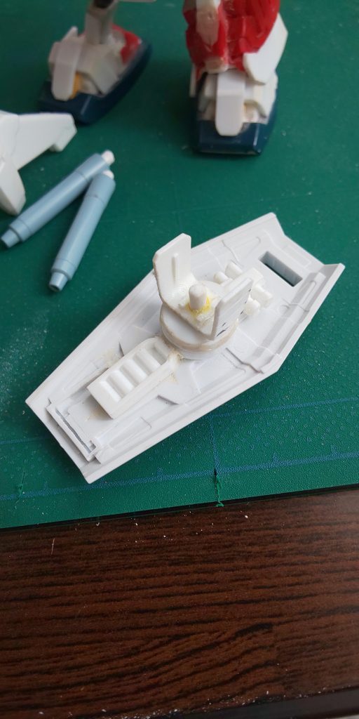 加工中。シールドはSDCSのものにBB戦士版の裏面を切り取って接着。足部分はBB戦士版のガンダムの足部分+SDフレームの足部分+エポキシパテで加工した後プラ板で装飾。