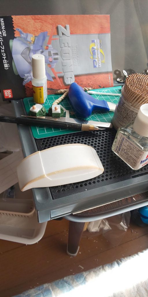 シールド加工中。このあと形状の違いに気が付きガッツリ切断したりの大幅修正🤣結局本体完成後もシールドの修正がうまくいかずイチから作る難しさを大いに学ぶことに😆