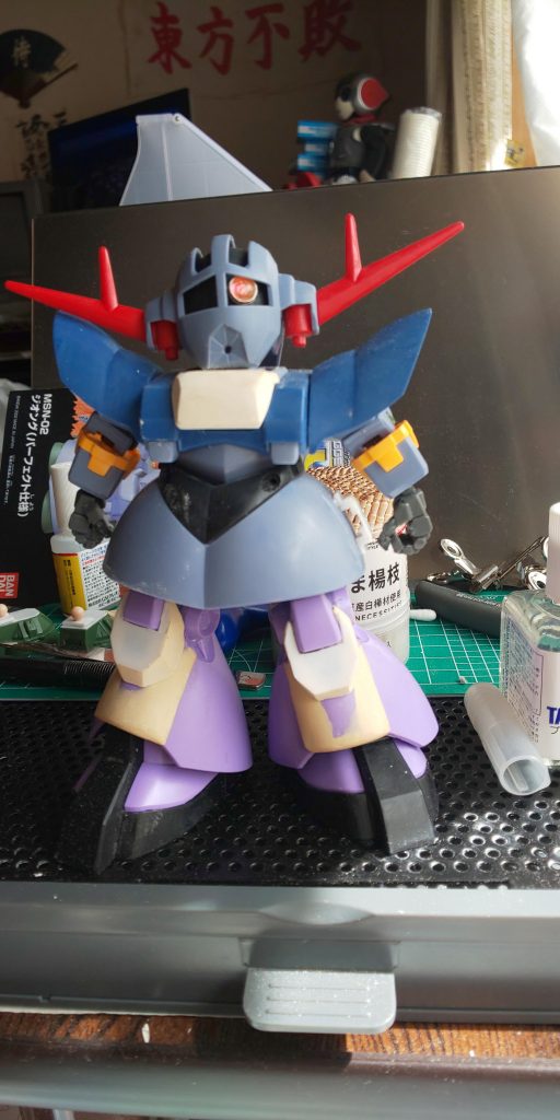 加工中。各部砲口はピンバイスで穴あけ。スネ部分はプラ板+エポキシパテで整形。胸部分はエポキシパテを整形して増量。ただ、このアイデアが浮かんだ時にはボディの接着をしてしまっていたためネオジム磁石での脱着は断念😭何気に某おしゃべりロボットやら「東方不敗」の手ぬぐいやら…🙊