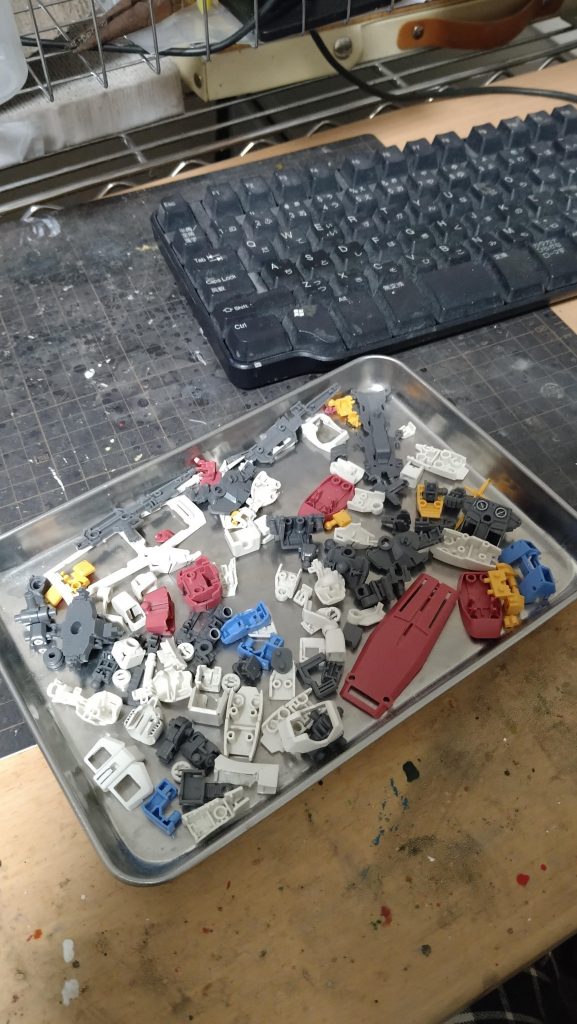 まず、説明書を全く見ずにバラバラにして