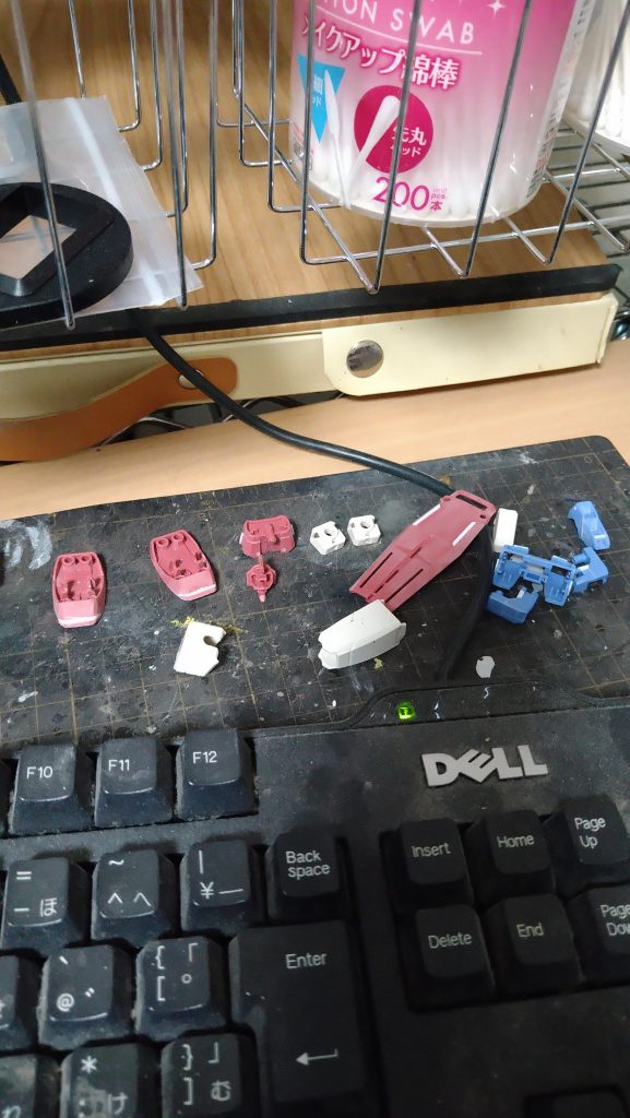 スジ彫りとプラ板で簡易的にディテールを入れて